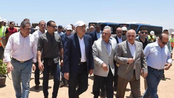 رئيس الوزراء يتفقد محطات شحن الأتوبيسات بالكهرباء بشرم الشيخ